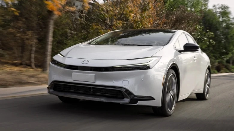 toyota prius tiết kiệm chi phí
